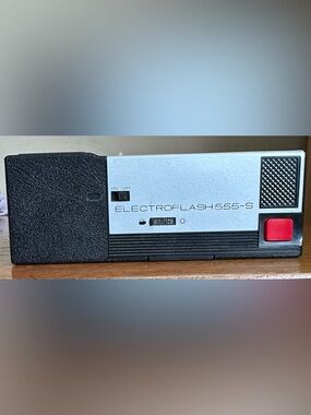 Vintage 1970s Continental ElectroFlash 555-S Pocket Size Camera w/Built-In Flash